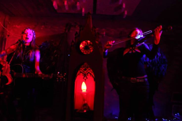 Rozalia i Cecylia Malik (Negradonna) - podczas występu na żywo.