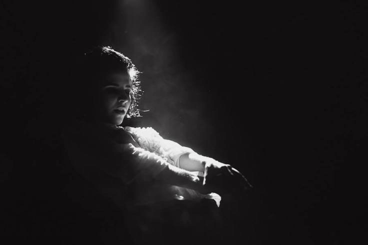 Wokalistka The Jack Wood w bieli...