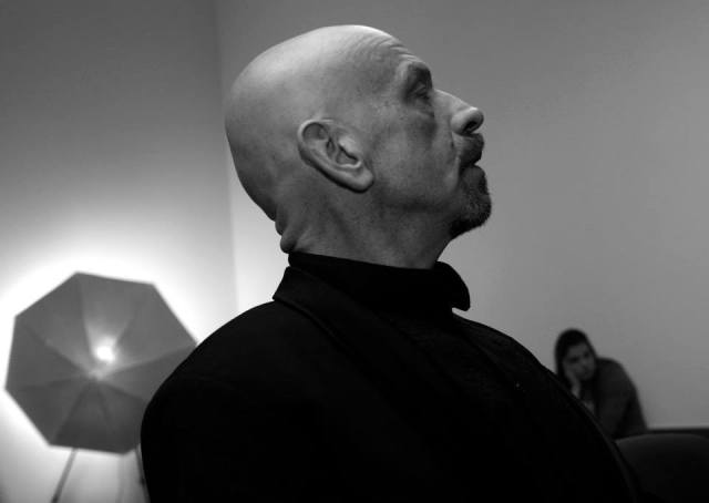 "Dźwięk mosiężnych instrumentów (próba orkiestry poza kadrem) ma w sobie coś z mosiężnych rzeźb, które można oglądać z zamkniętymi oczami"... (Greg von Seduce podczas wernisażu wystawy "Piękno czai się w mroku" - MGOK Lidzbark